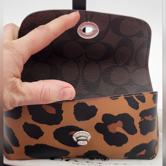 ❤️NWT❤️ Coach Cheetah Print Glasses Case w/ Clip - Picture 4 of 5